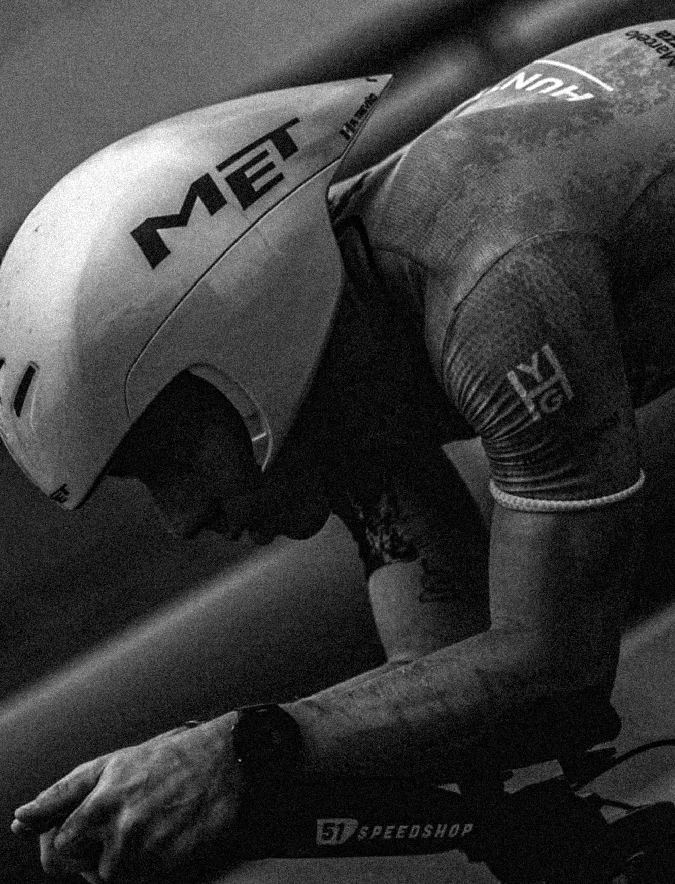 Ciclista en posición aerodinámica